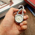 Miniatyrbild 2 av 5: 2 Stycken Clip-on Quartz Klocka Ryggsäck Fob Bältesklocka Självlysande Unisex Fickur med Vit Urtavla för Läkare Sjuksköterskor Utomhusaktiviteter