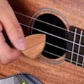 Miniatyrbild 5 av 5: Gitarrplockfodral, Massivt Träfodral i Lönn för Gitarrplock med 3 Plock, Present till Gitarrspelare