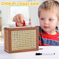 Miniatyrbillede 4 af 5: Træsparegris, Træsparegris med Tæller til Afkrydsning, Sparegris med Markering, Sparegris, Woo