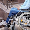 Pikkukuva 3 / 5: Pyörätuolin jalkahihna, pyörätuolin jalkatukihihnat, pyörätuolin jalkatukivaljaat, jalkatukirajoitin pyörätuoliin vanhuksille, joilla on dementia