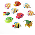 Miniatyrbilde 1 av 5: Kunstig fisk i plast for akvariumdekor - 10 stk (tilfeldig fargemønster) kunstig fisk i plast for akvariumdekor - 10 stk (tilfeldig farge