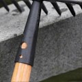Miniatyrbillede 2 af 5: Metal Håndrive Jordrejehave Rake 14 Tænder Løse Fliserede Blade Havejord til Farm Havearbejde, Stål Rake Haveudstyr