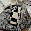 Pikkukuva 5 / 5: Retro Lämmin Pehmo Musta Ruudukko Puhelinkotelo Yhteensopiva iPhone 12/12 Pro:n kanssa, Tyylikäs Abstrakti Geometrinen Kuvio Pyyhekirjailtu Suojus, Liukumaton Koko Kehon Pr