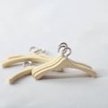 Miniatyrbillede 5 af 5: 5 stk. 1:12 Dukkehus Miniature Træ Tøjbøjle Model Frakke Bøjle Lege Møbeldekoration DIY Tilbehør