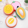 Miniatyrbillede 4 af 5: 4 stk. Søde frugtformede badesvampe Badebørster Svampe Skrubber Badeudstyr til børn (Mango + Honningmelon + Appelsin + Jordbær)