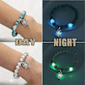 Miniatyrbilde 1 av 5: 2 stk Angst & Stress-Reduserende Armbånd, Gløder I Mørket Lotus Yoga Healing Stone Armbånd, Lysende Glødende I Mørket Måne Lotusblomst Formet Charm Armbånd