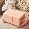 Miniatyrbillede 4 af 5: Smykkeskrin Multi-Layer Fødselsdagsgaver Kunstlæder Halskæde Øreringe Ringe Opbevaringsetui til Kommode-ZZY