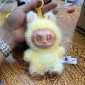 Miniatyrbild 1 av 2: labubu gåva tre generationer labubu vinyl docka kläder nyckelring yellow