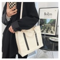 Miniatyrbild 4 av 4: Canvas Crossbody-väskor för kvinnor Casual Canvas Tote Bag med dragkedja och fickor, Crossbody Messenger Bags, vit White