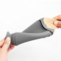 Pikkukuva 4 / 5: Gadget-säilytyskynäkotelo Silikoni Kynänmuotoinen Pidike Käytännöllinen Imucuppimuotoilu Meikkisivellin Kotiin Harmaa