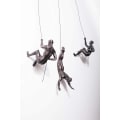 Miniatyrbillede 1 af 5: 3x Bronze Klatring Rappelling Mænd Trio Hængende Ornamenter Figurer Sæt af tre klatrere