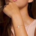 Pikkukuva 4 / 5: Alkuperäinen nimikirjainrannekoru naisille 18K kullattu ruostumaton teräs kolikkokiekko kaiverrettu kirjainrannekoru Personoitu monogrammin nimirannekoru-K