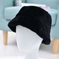 Miniatyrbilde 2 av 5: Stilig bøttehatt for kvinner - Myk fuskepels, fluffy, tykk bred brem - Nydelig vintervarm lue for jenter Black