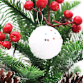 Miniatyrbillede 4 af 5: 24 stk. Julekugler med snefnug - Glitrende hvide julekugler til ophæng - Juletræspynt - Julekugler - Juleophæng - Snebolde - 5,2 cm