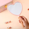 Miniatyrbild 3 av 4: Sminkhandspegel, liten handhållen spegel i trä, bärbar resespegel för kosmetika för män och kvinnor, 14 x 23 cm (B x L) Heart-shaped