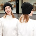 Miniatyrbillede 2 af 5: Vinterhue til kvinder, strikket hue med øreklapper til mænd, bløde huer termiske, vinterhue unisex, varm chunky hue med manchet Black