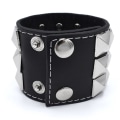 Miniatyrbilde 2 av 2: Svart armbånd med nagler Black