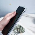 Miniatyrbild 2 av 4: Stöttåligt Skal med Kortfack Förstärkta Hörn Samsung S22 Ultra Transparent