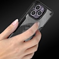 Pikkukuva 6 / 6: Iskunkestävä suojus läpinäkyvällä Carbon Design Legend iPhone 13 Pro:lla