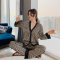 Miniatyrbilde 3 av 5: Dame Pyjamas Set V-hals Design Luksus Kryss Bokstav Trykk Nattøy Silke