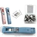 Miniatyrbillede 3 af 5: Bærbar musling clips dispenser håndholdt papirklipser 2 clips pushere + 100 ekstra clips