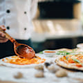 Miniatyrbillede 3 af 5: Sæt med 2 runde non-stick perforerede pizzaforme i gråt kulstofstål Ø 32 cm