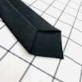 Pikkukuva 5 / 5: Musta solmio, jossa klipsi, turvasolmio miehille ja naisille, ovimiehelle, hovimestarille, mattamusta