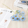 Miniatyrbilde 1 av 5: Håndlaget kunstig blomsterbukett, 6 hoder krysantemum for innendørs og utendørs, hjem, hage, kontor, bord, veranda, fest, bryllup (blå)