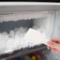 Pikkukuva 3 / 5: Jääkaapin sulatuskone, kovamuovista jääraapimia, jääraapimiskone, muovinen sulatuskone, kotitalouden jääkaapin sulatuskone