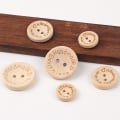 Miniatyrbilde 4 av 5: Tretre knapper, 140 stykker, håndlagde treknapper
