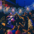 Miniatyrbillede 3 af 5: Julefe Hvid Streng Lys, LED DIY 8 Tilstande Dæmpbare Lys, Vandtætte Dekorative Hængende Starburst Lys til Jul, (120-Multifarvet, 4 Pakke)