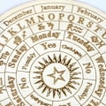 Pikkukuva 3 / 5: Puinen ennustuspöytä tähti- ja aurinkokuvioilla, astrologia, sauvaus, metafyysinen viesti, pyöreä levy, noituuden työkalu