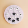 Miniatyrbilde 3 av 5: Blomstersko-sjarmer for jenter og kvinner, 4 stk. svart, 4 stk. hvitt, 10 stk. perlepynt