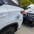 Pikkukuva 4 / 5: Auton tavaratilan heijastavat tarrat, vahvat heijastavat naarmuuntumattomat vedenpitävät tarrat, yleismaailmalliset useimpiin autoihin, maastureihin ja lava-autoihin, auton ulkoasusteet (punainen)