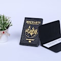 Miniatyrbild 3 av 3: Harry Potter Passfodral Hogwarts Svart