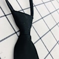 Pikkukuva 4 / 5: Musta solmio, jossa klipsi, turvasolmio miehille ja naisille, ovimiehelle, hovimestarille, mattamusta