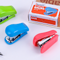 Miniatyrbillede 3 af 5: Mini hæftemaskine, Tot, 12 arks kapacitet, tilfældig farve (blå, grøn, blå) 3 stk