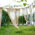 Miniatyrbillede 4 af 5: Lærreds Bryllupsbanner Guirlande Rustik Jute Banner Vimpel Trekantet Flag Hvidt Hjerte Mønster kompatibel Bryllupsfest Fødselsdagsdekorationer (13 stk)