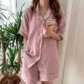 Miniatyrbilde 2 av 3: Kvinners Pyjamas Sett - 2-delt Bomull Kort Ermet Knapp Ned Skjorte og Shorts