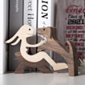 Miniatyrbillede 4 af 5: Håndlavet træstatue, siddende kvinde og hund, trædekorationspyntegenstand