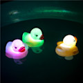 Miniatyrbillede 3 af 4: 6 stk. LED blinkende lys flydende and gummilegetøj til badekar