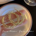 Miniatyrbilde 5 av 5: Hoop-øredobber for kvinner, vridd netting i metall, hule, uregelmessige øredobber, temperament