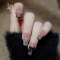 Miniatyrbillede 1 af 2: Pink Press On Nails Sort Medium French Tip, 3D Sort Sløjfe Bling Rhinestone Falske Negle til Kvinder Piger med Neglelim Sort Medium Kiste Akryl Falske Negle til Kvinder 24stk