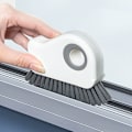 Miniatyrbillede 2 af 5: 1 stk. ProClean 2-i-1 Vindue- og Fugeskrubbe - Robust Håndholdt Værktøj med Stive Børstehår til Nem Rengøring af Skydedørs Skinner, Vinduekarme og Tætninger