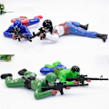 Miniatyrbillede 4 af 4: Elektrisk krybende camouflage-soldat Spider-Man Hulk Superman amerikansk hold med gribe-lydeffekt, der spiser kylling actionlegetøj