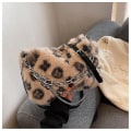 Miniatyrbild 2 av 4: Plush Väska Höst & Vinter Armhålsväska Hög Kvalitet Handväska Damernas Nya Mode Ins Axelväska Khaki