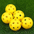 Miniatyrbild 3 av 5: 22 st Golfbollar i Plast, Träningsbollar, Luftströmning, Ihåliga, Begränsad Flygning, Träningsverktyg för Golf, Bakgård, Inomhus, Utomhus, Gula