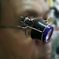 Miniatyrbild 1 av 4: Y9RE 10X Clip-On Glasögonförstorare Metalllegering Smyckeslupp Lins Förstoringsglas Urmakare Inspektionsverktyg Röd/Blå Motorfordonsbelysning (C)
