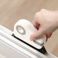 Miniatyrbillede 1 af 5: 1 stk. ProClean 2-i-1 Vindue- og Fugeskrubbe - Robust Håndholdt Værktøj med Stive Børstehår til Nem Rengøring af Skydedørs Skinner, Vinduekarme og Tætninger