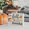 Miniatyrbild 4 av 5: Rustik Höstcharm: 'Höst är bevis på att förändring är vacker' PVC-skylt - Perfekt för lantlig inredning, Thanksgiving-bord och hylldisplay på kontoret